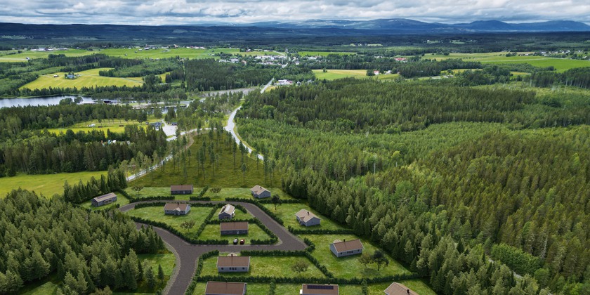 Vy över tomter och fjällutsikt i Myre